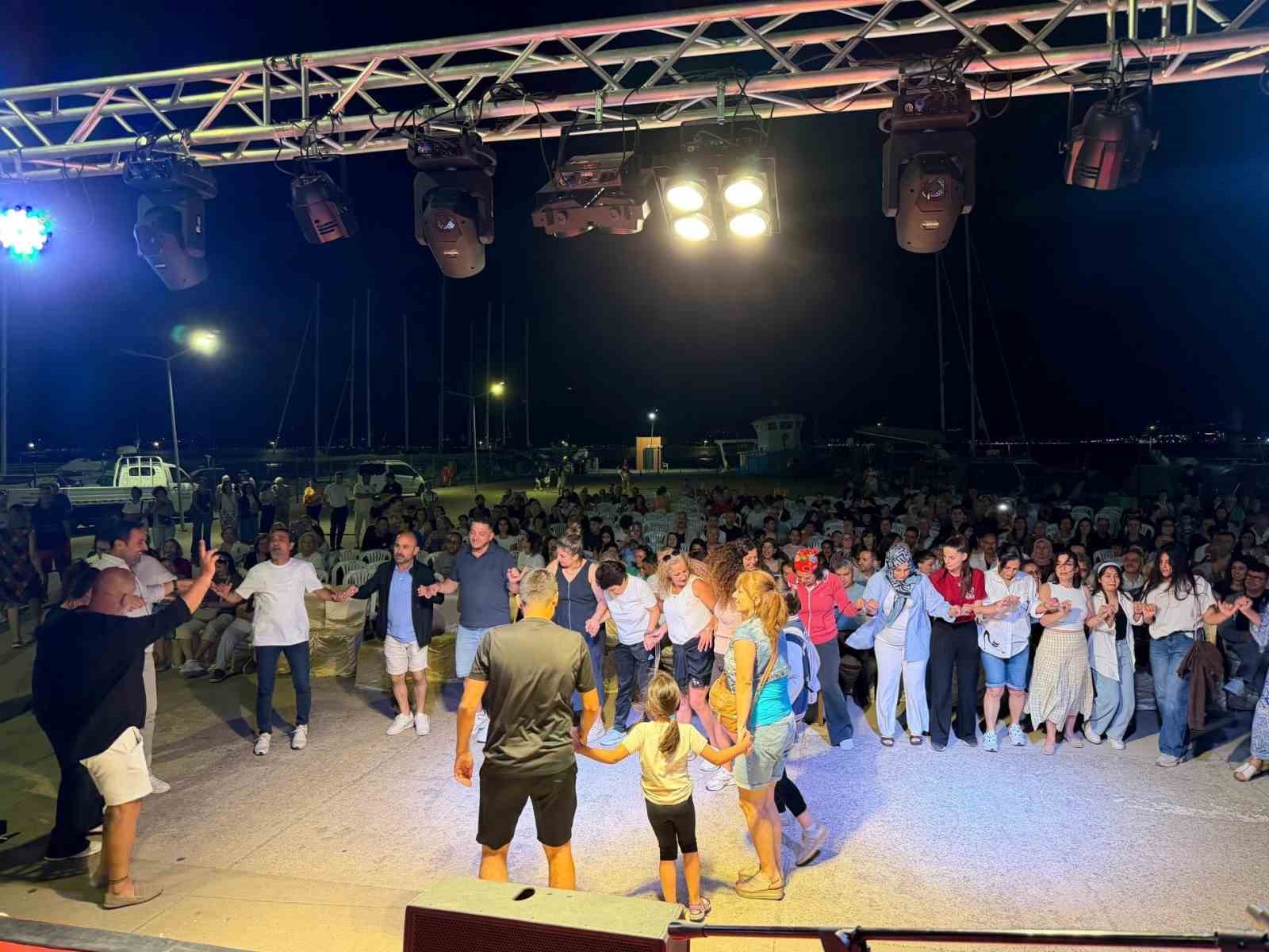 Burhaniye’de Gençlik Konseri yoğun ilgi gördü