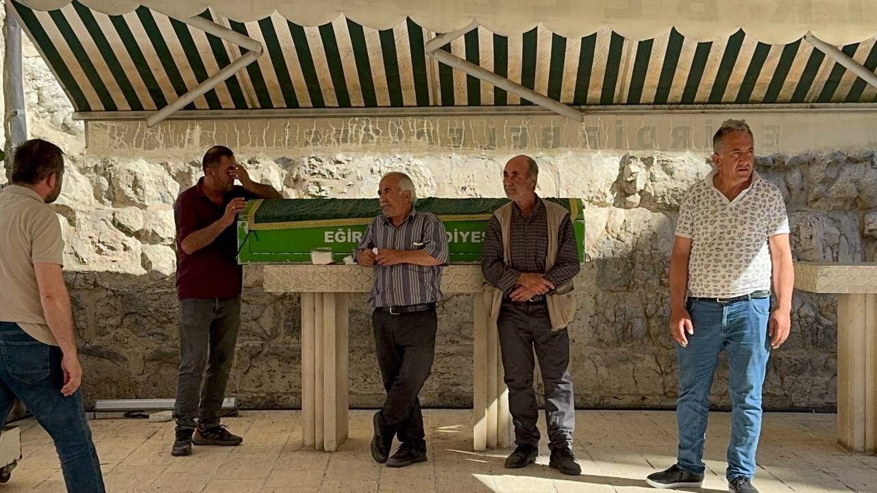Isparta’da araçta ölü bulunan genç son yolculuğuna uğurlandı