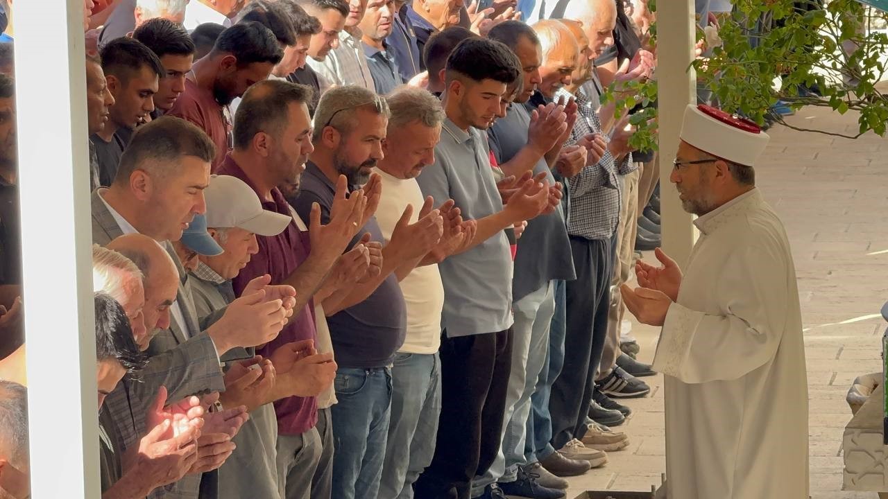 Isparta’da araçta ölü bulunan genç son yolculuğuna uğurlandı