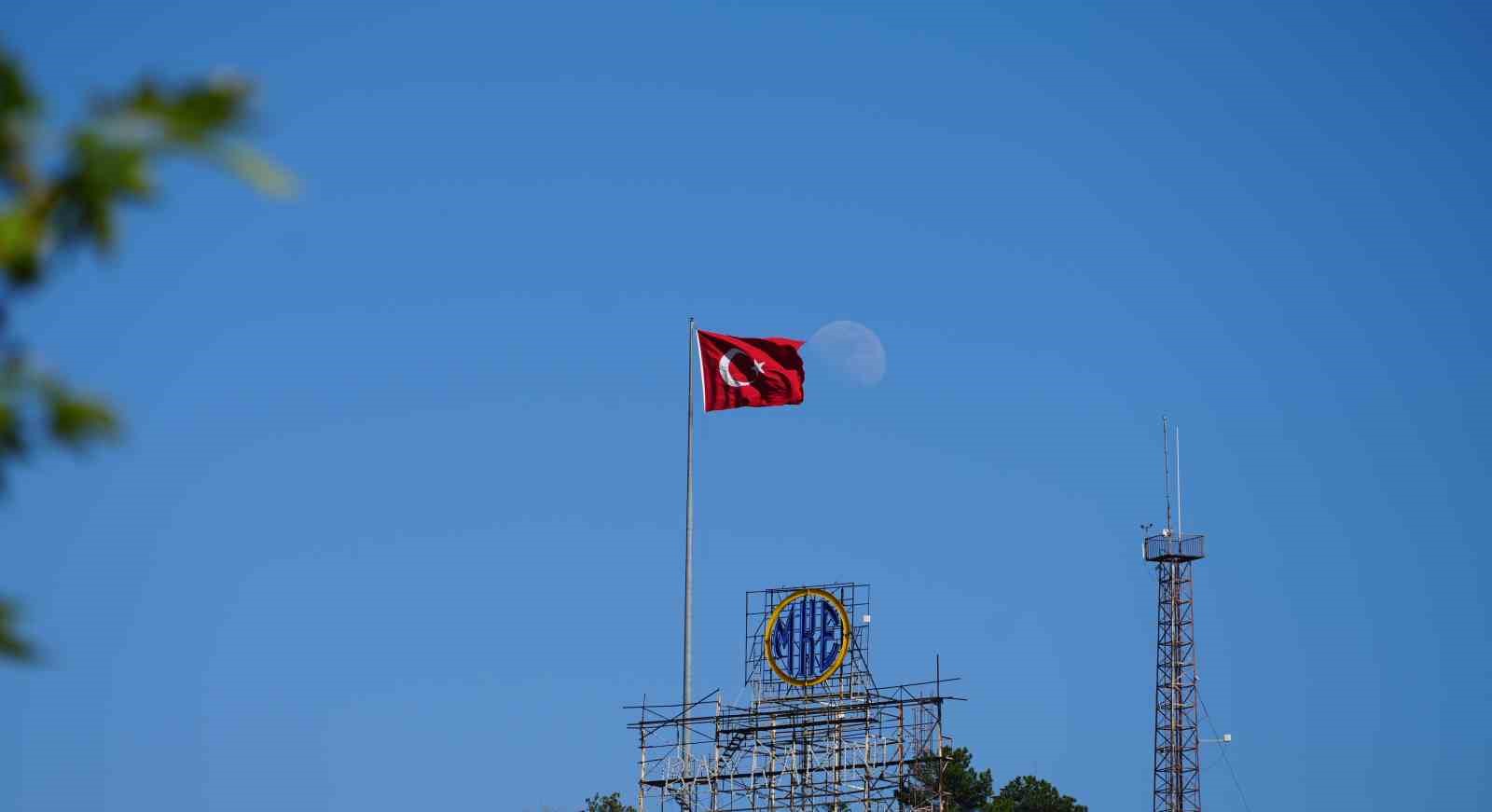 Mavi gökyüzünde Türk bayrağı ve ay manzarası