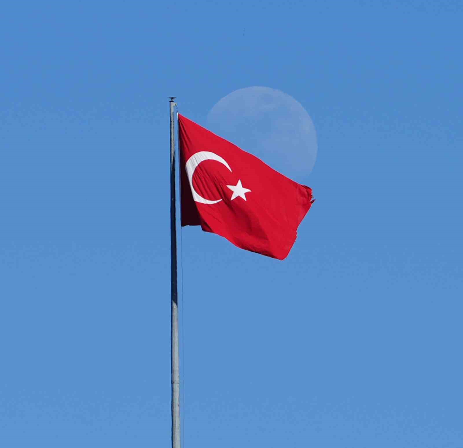Mavi gökyüzünde Türk bayrağı ve ay manzarası