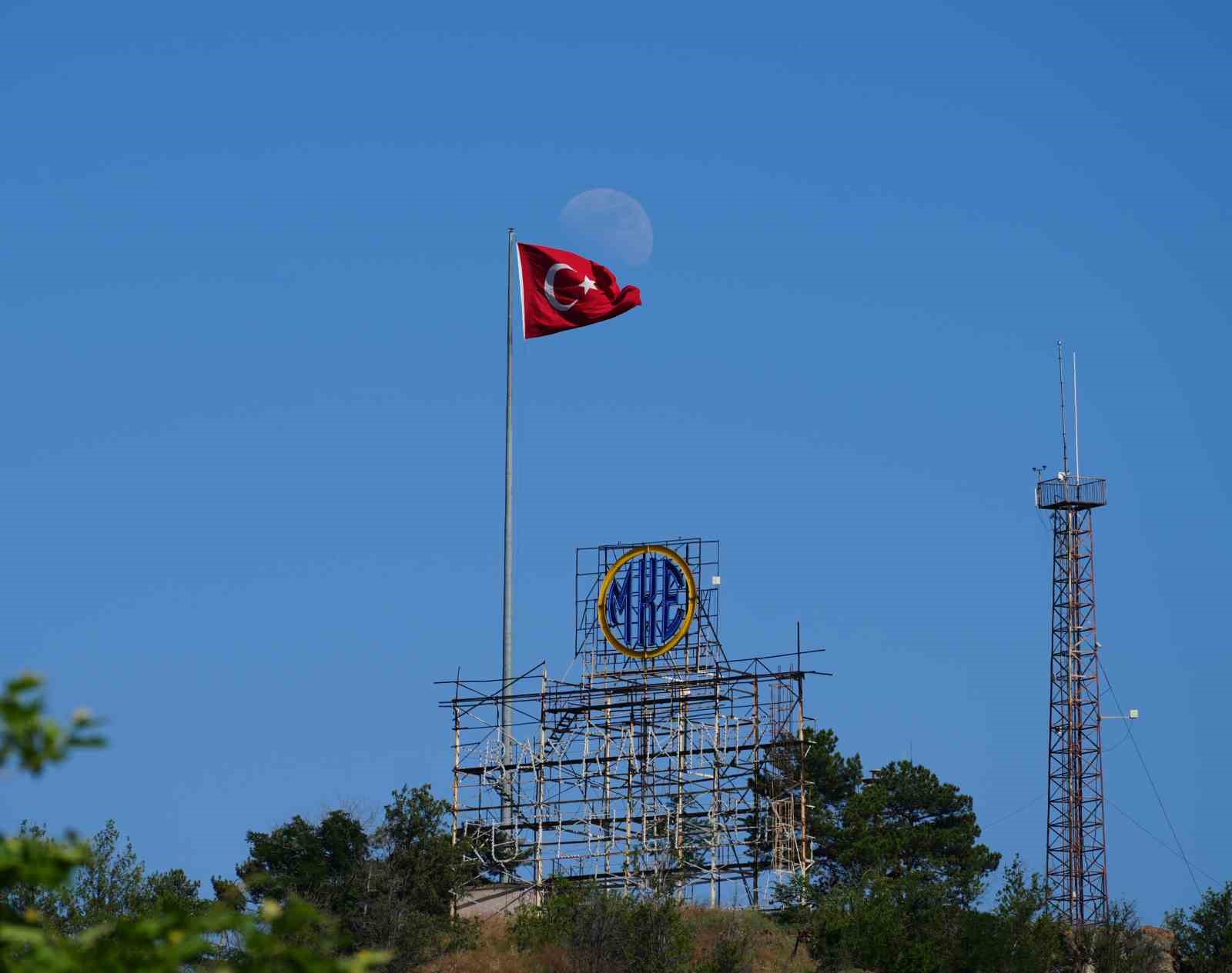 Mavi gökyüzünde Türk bayrağı ve ay manzarası