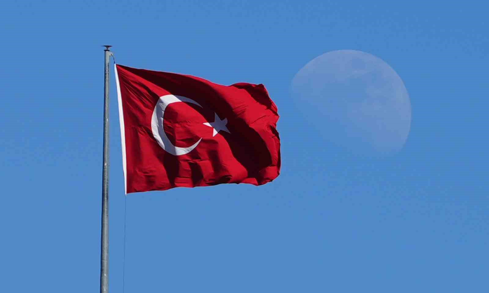 Mavi gökyüzünde Türk bayrağı ve ay manzarası