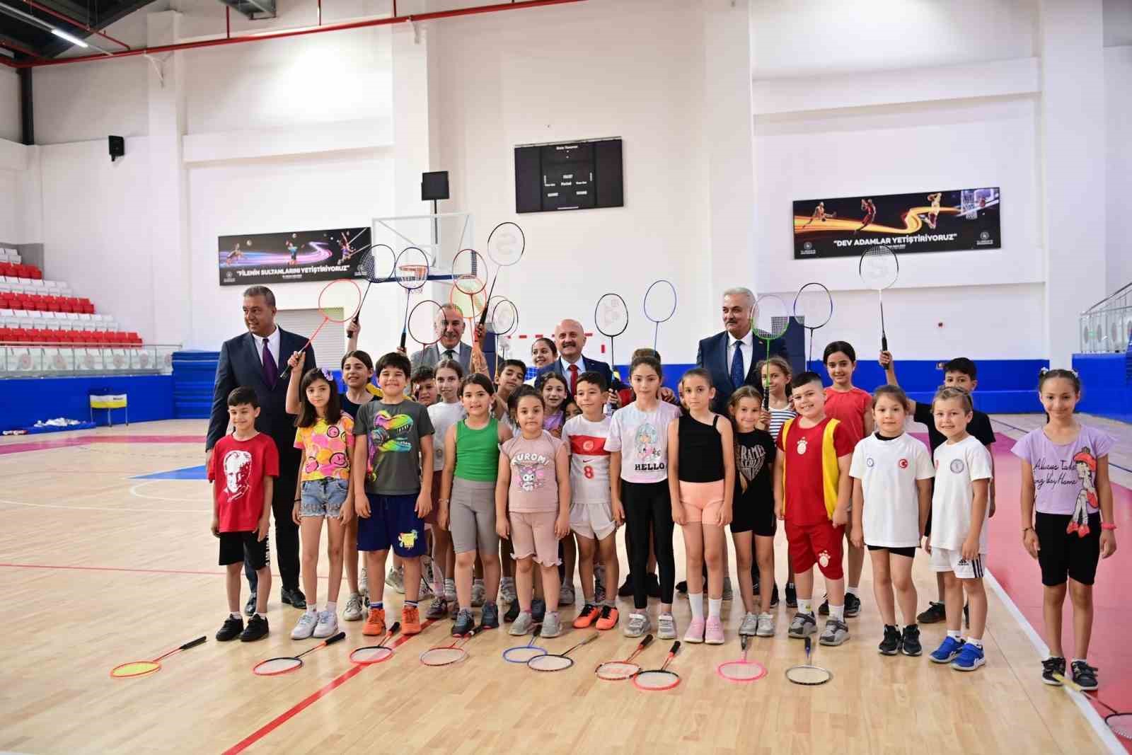 Vali Varol, Söke Gençlik ve Spor Kompleksi’nde incelemelerde bulundu