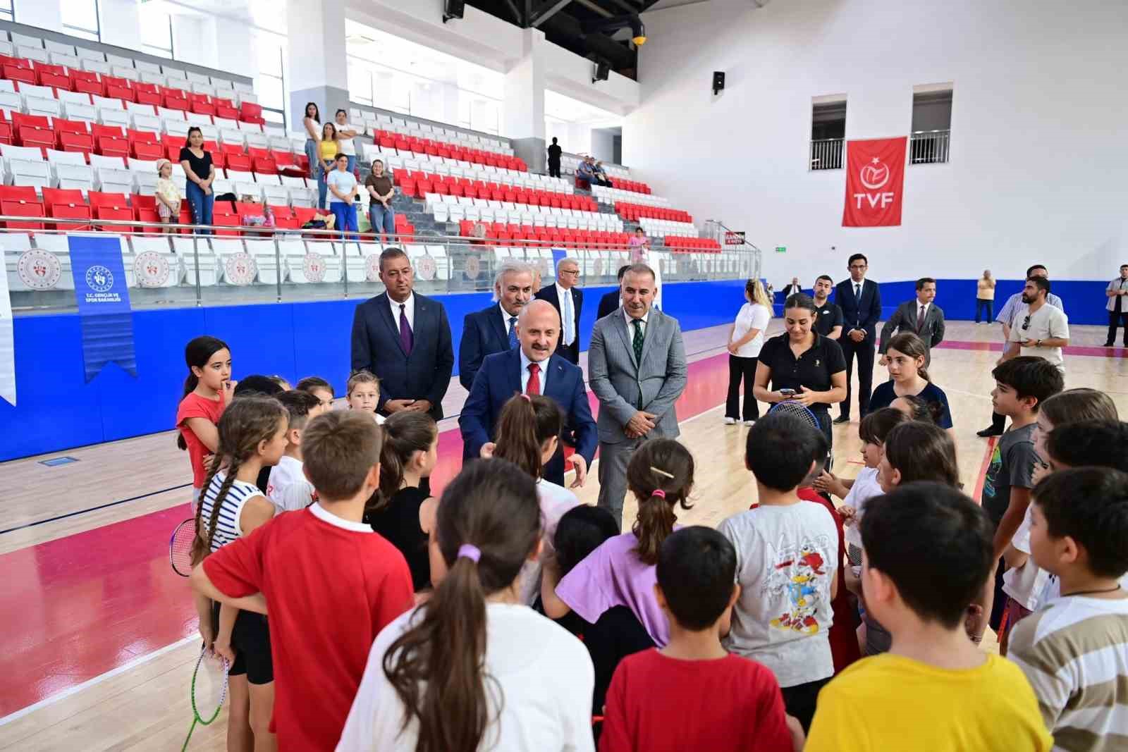 Vali Varol, Söke Gençlik ve Spor Kompleksi’nde incelemelerde bulundu