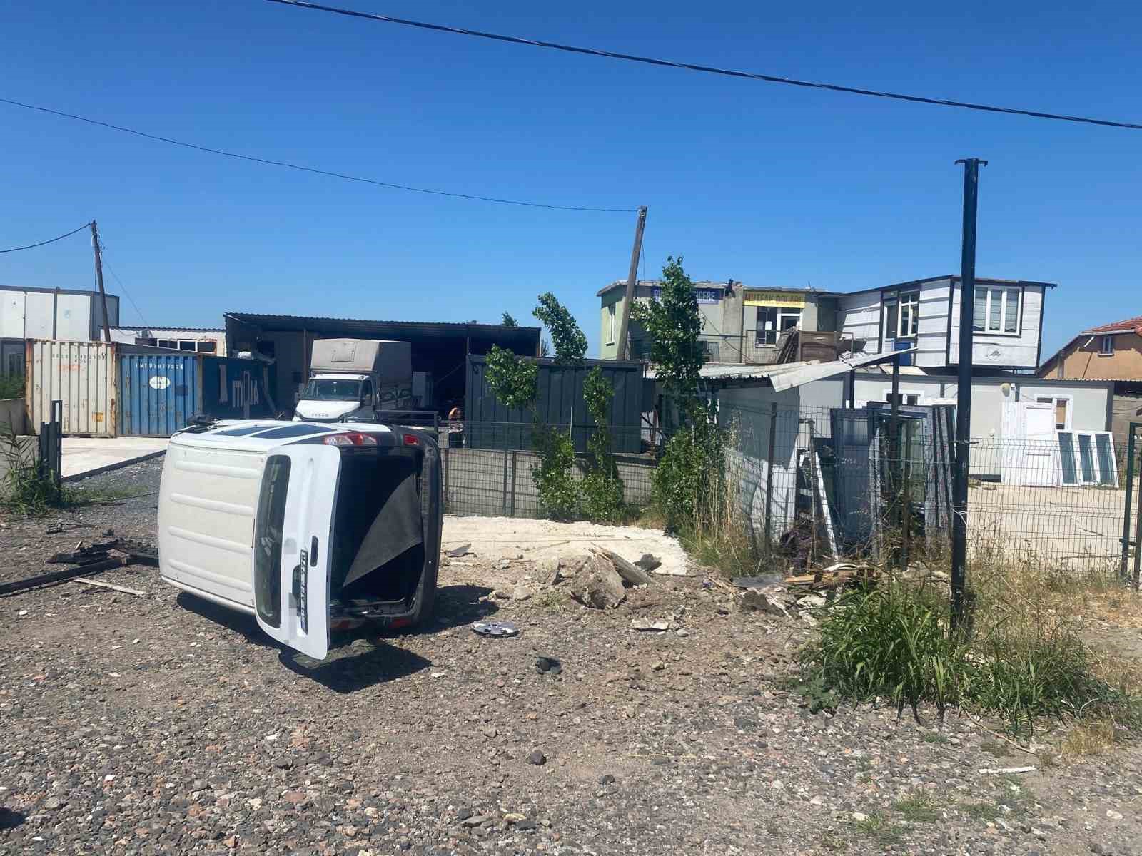 Yoldan çıkan araç iş yerinin bahçesine daldı, sürücü yaralandı