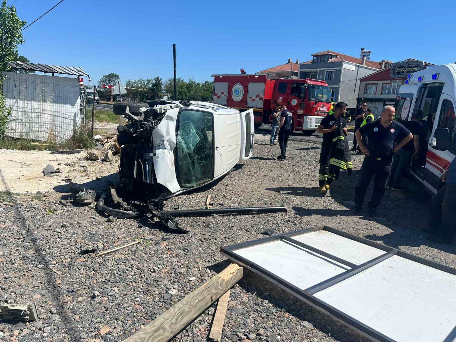Yoldan çıkan araç iş yerinin bahçesine daldı, sürücü yaralandı