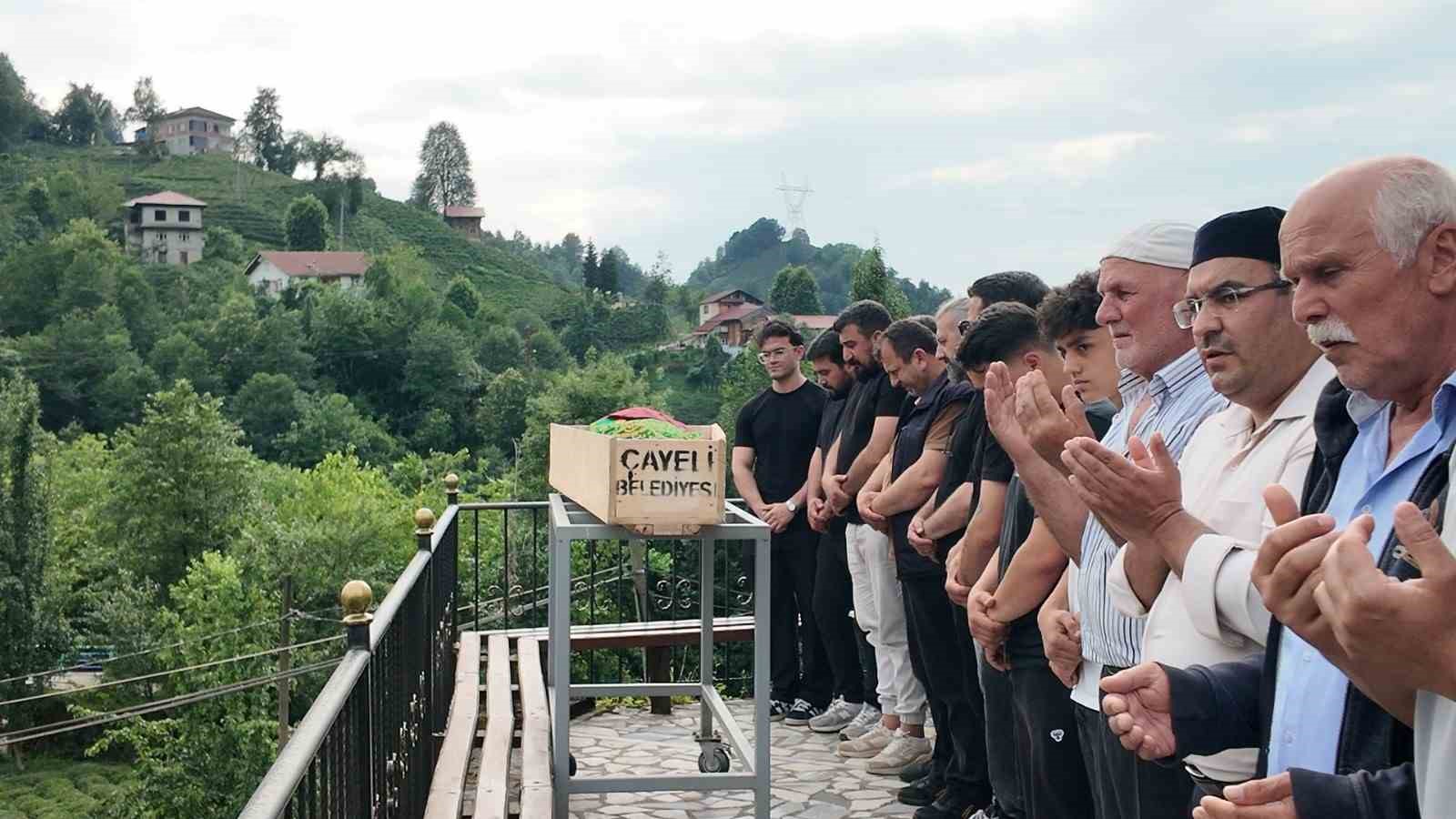 Rize’deki feci kazada hayatını kaybeden kadın toprağa verildi