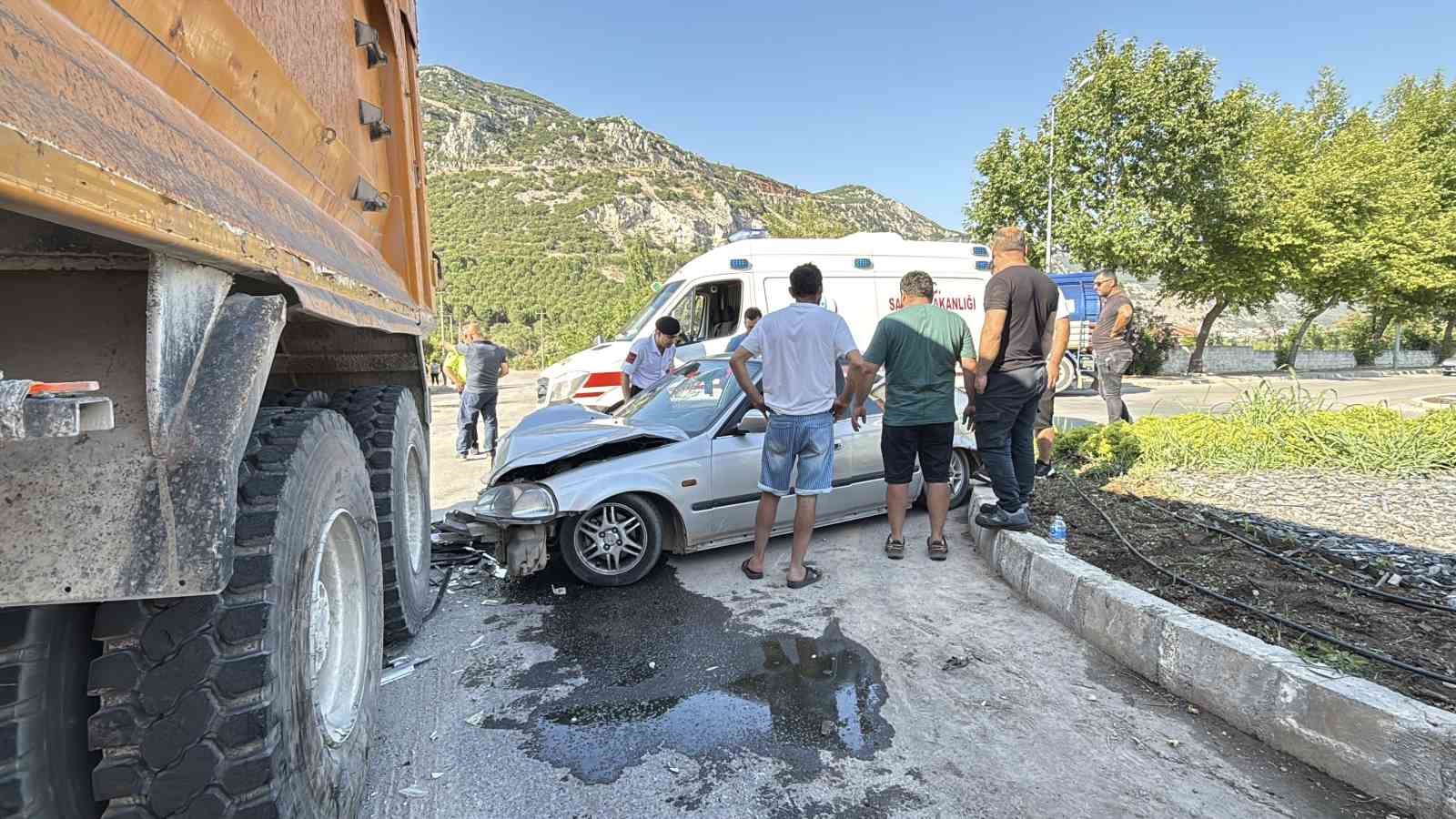 Kamyona arkadan çarpan genç sürücü yaralandı