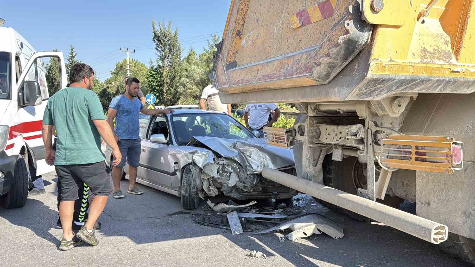 Kamyona arkadan çarpan genç sürücü yaralandı