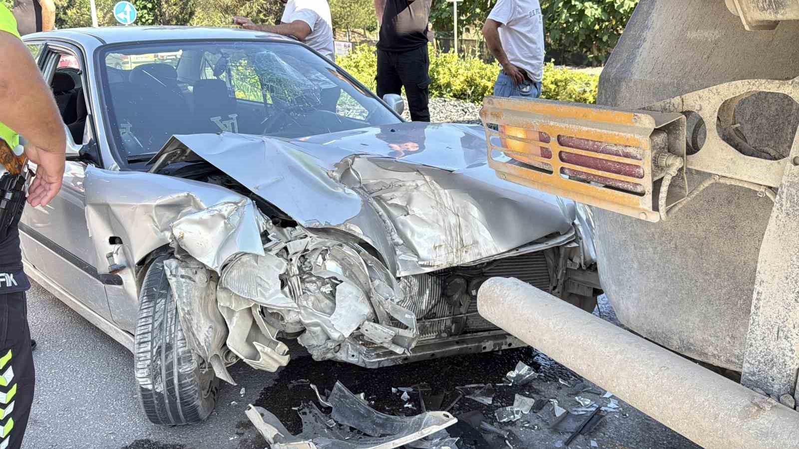 Kamyona arkadan çarpan genç sürücü yaralandı