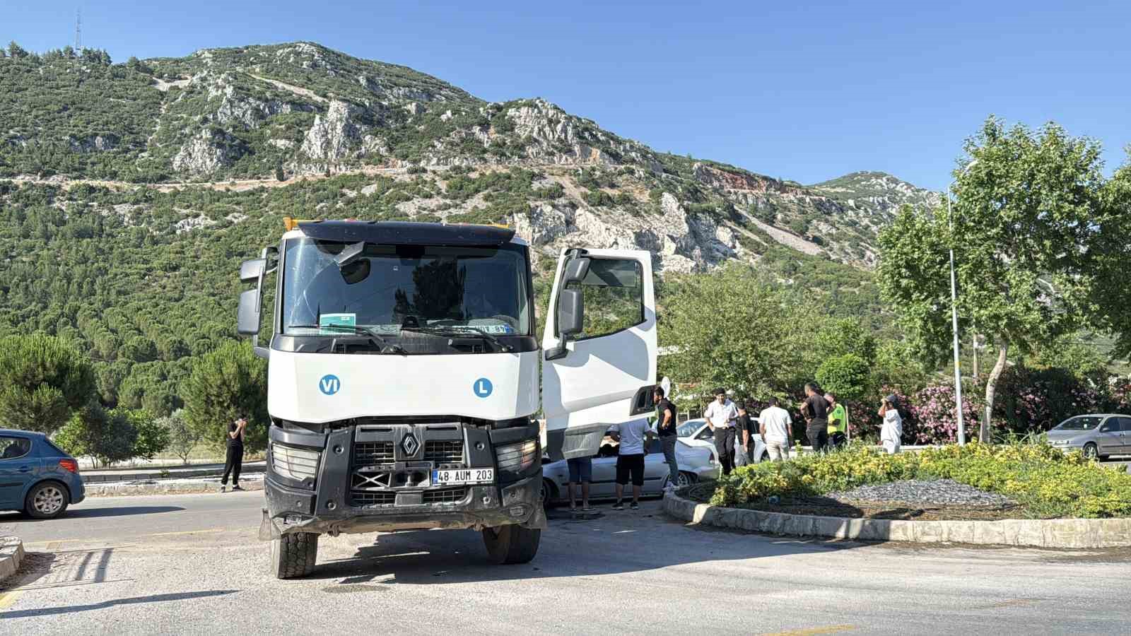 Kamyona arkadan çarpan genç sürücü yaralandı