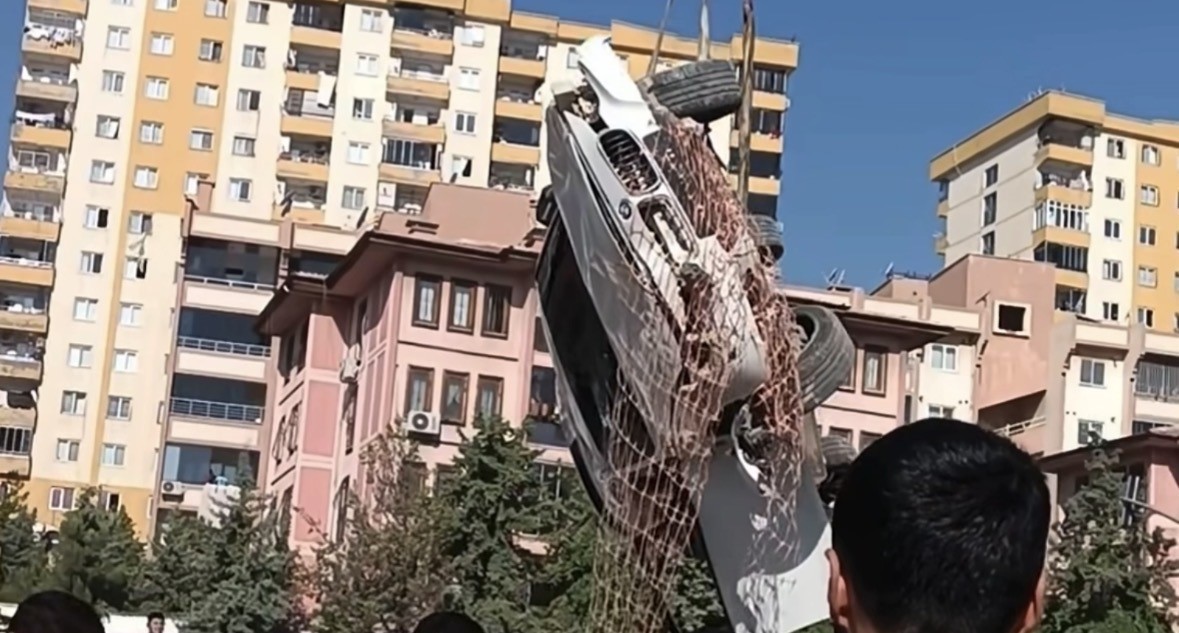 Kontrolden çıkan lüks otomobil köprü inşaatı çukuruna düştü