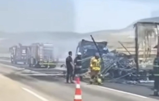 Seyir halindeki tır alev alev yandı