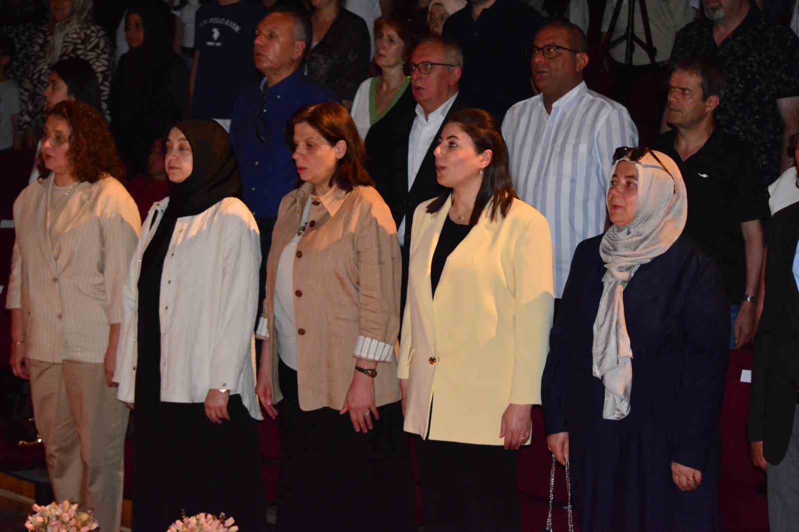 Lise öğrencileri yöresel dokumalı kıyafetleriyle podyuma çıktı