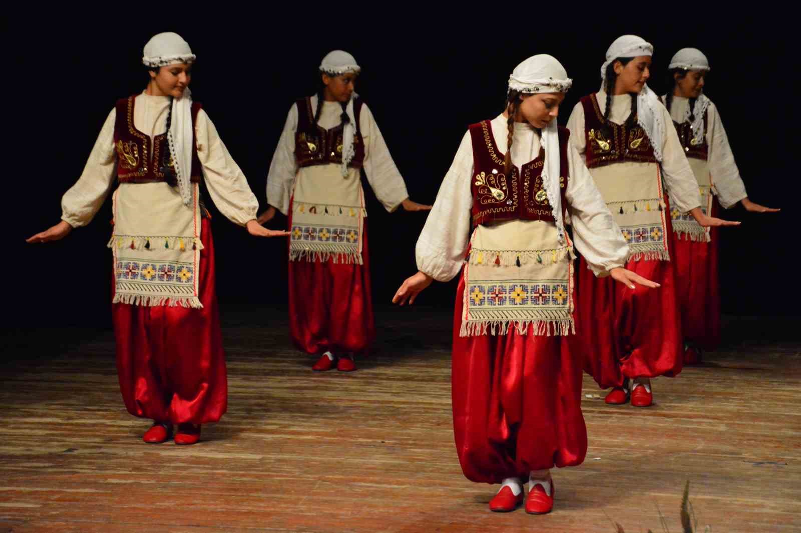 Lise öğrencileri yöresel dokumalı kıyafetleriyle podyuma çıktı