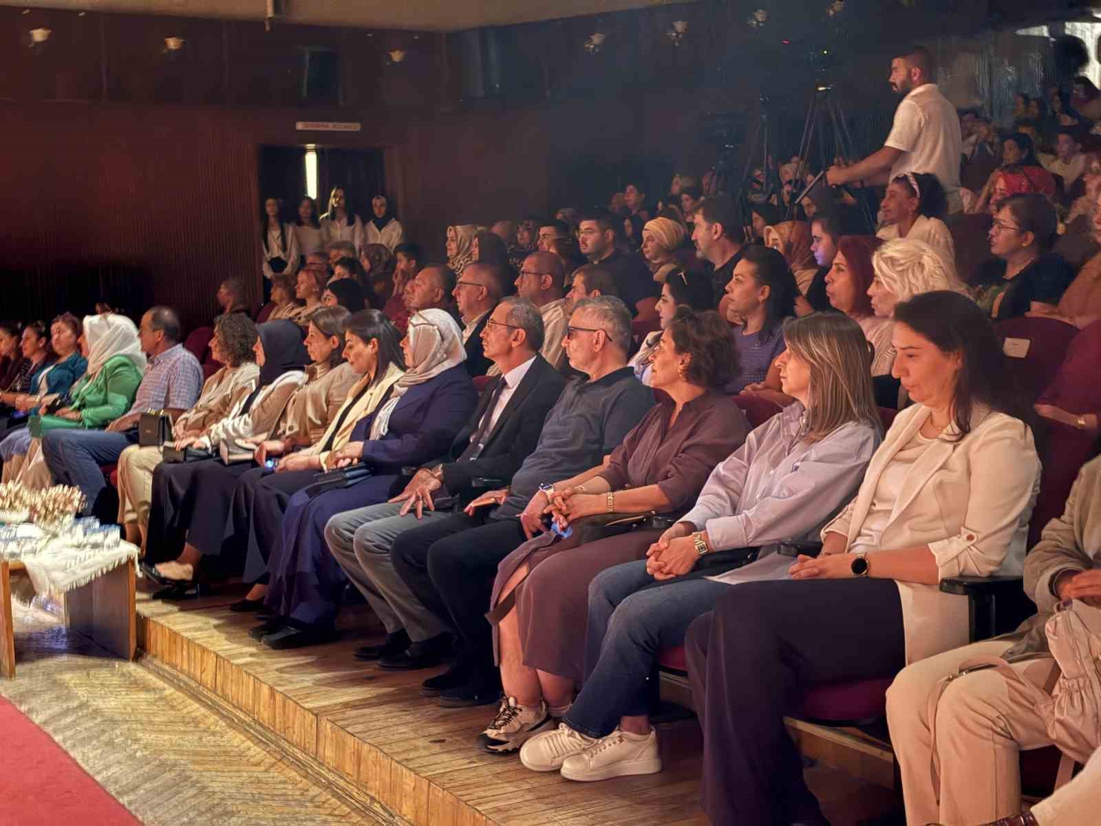 Lise öğrencileri yöresel dokumalı kıyafetleriyle podyuma çıktı