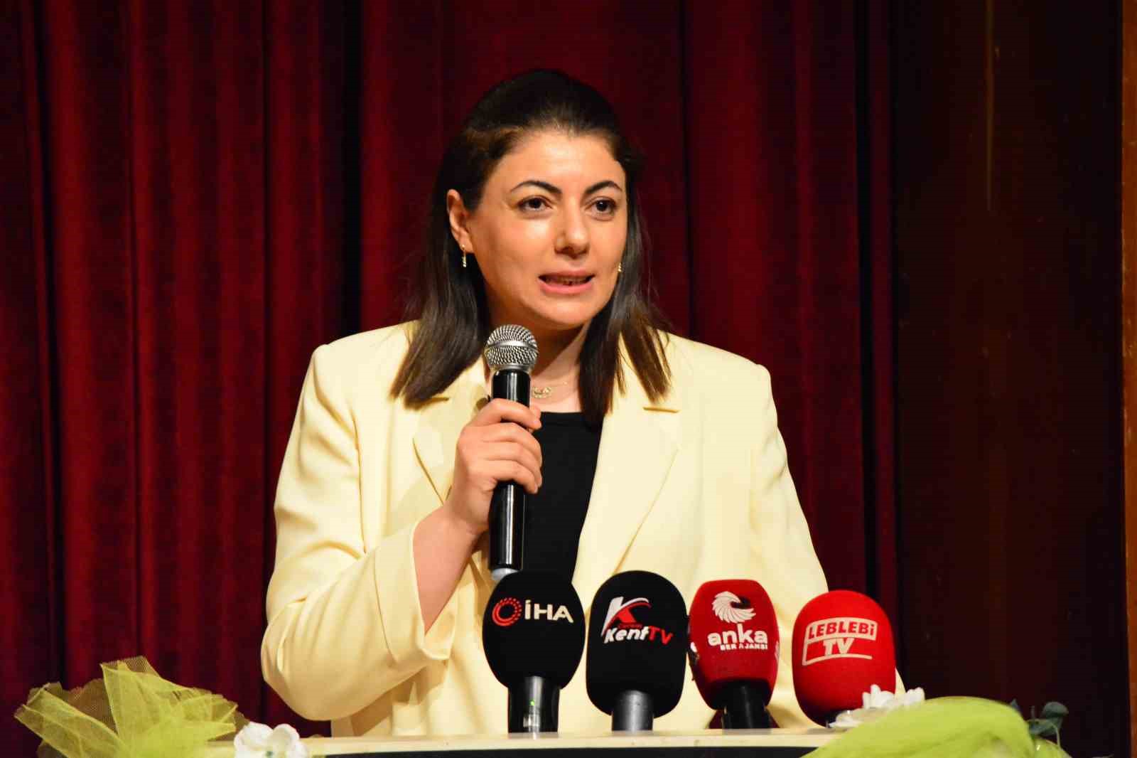 Lise öğrencileri yöresel dokumalı kıyafetleriyle podyuma çıktı