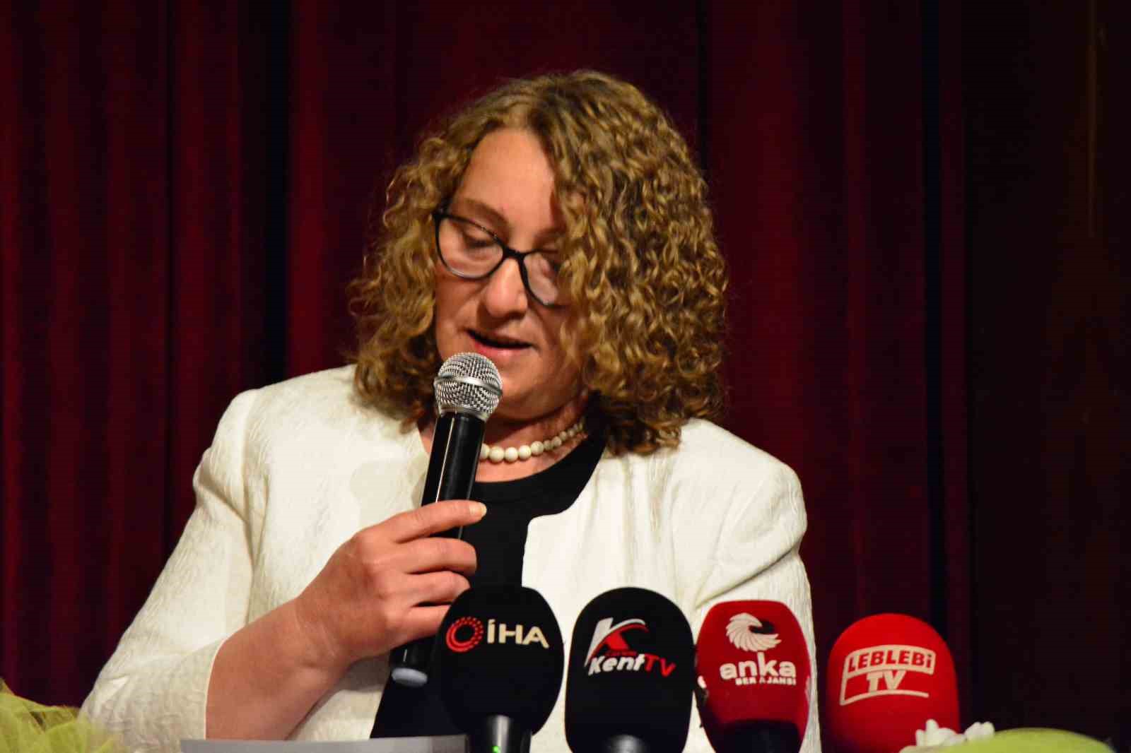Lise öğrencileri yöresel dokumalı kıyafetleriyle podyuma çıktı