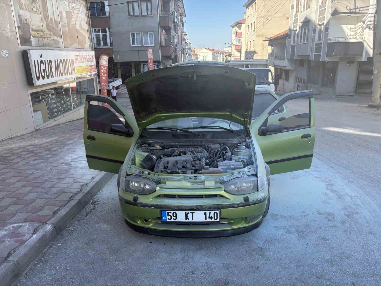 Park halindeki araçtaki yangını vatandaşlar söndürdü