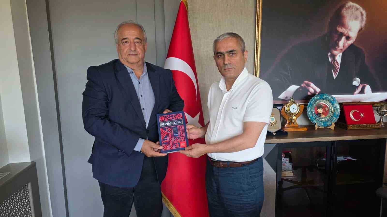 Başkan Öztürk’ten Kaymakam Güney’e "Helvacı Kilimi" kitabı takdimi