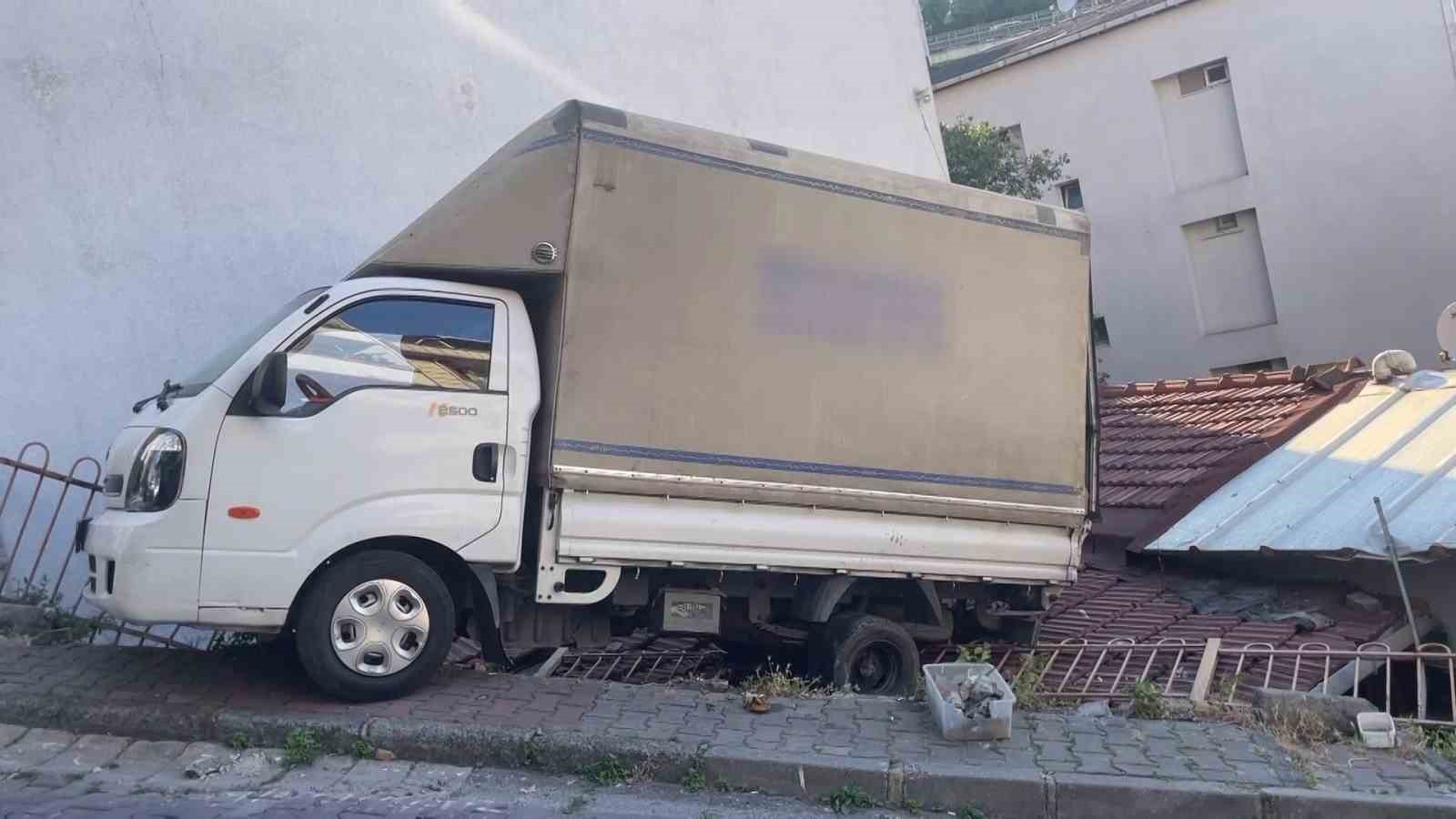 Kağıthane’de geri kayan kamyonet evin çatısına düştü