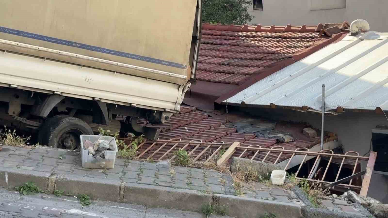 Kağıthane’de geri kayan kamyonet evin çatısına düştü