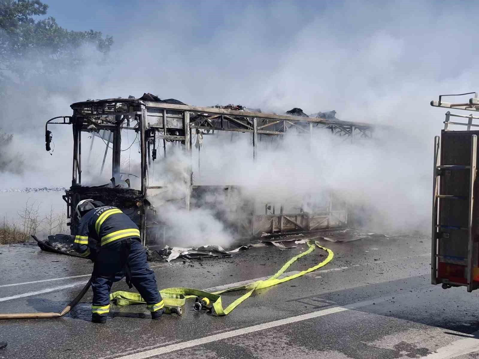 Eskişehir’de seyir halindeki belediye otobüsü yanarak kullanılamaz hale geldi