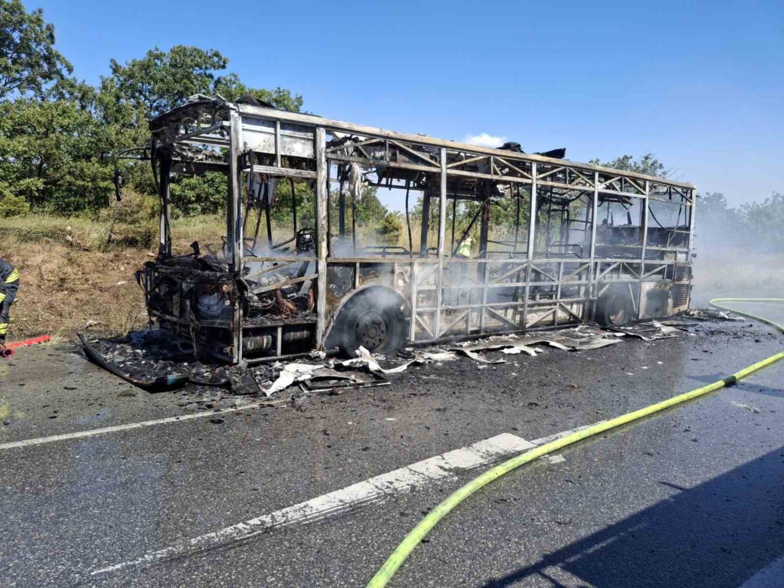 Eskişehir’de seyir halindeki belediye otobüsü yanarak kullanılamaz hale geldi