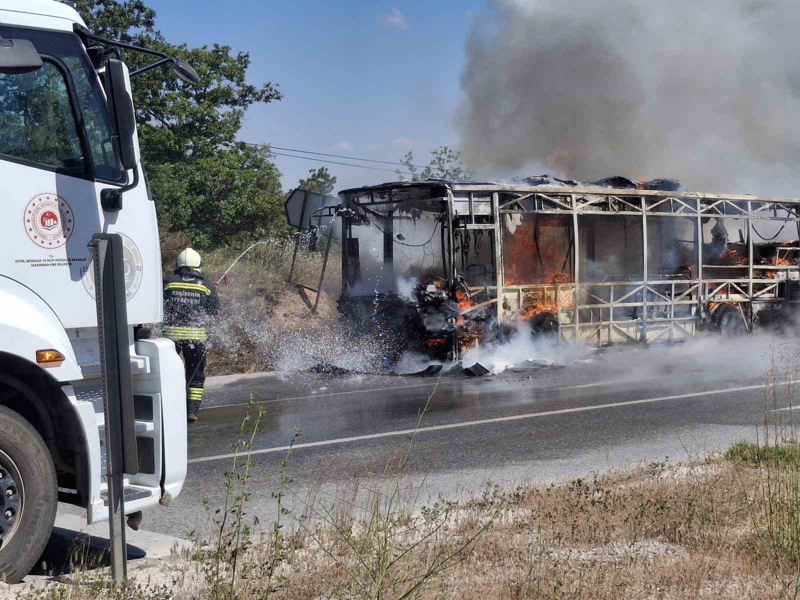 Eskişehir’de seyir halindeki belediye otobüsü yanarak kullanılamaz hale geldi