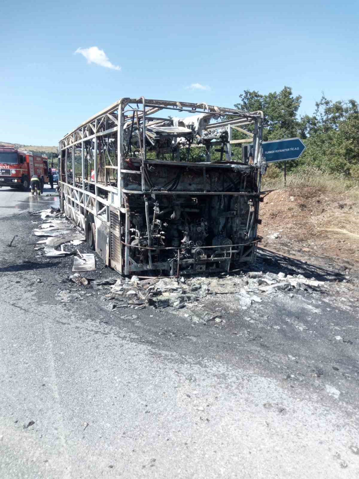 Eskişehir’de seyir halindeki belediye otobüsü yanarak kullanılamaz hale geldi