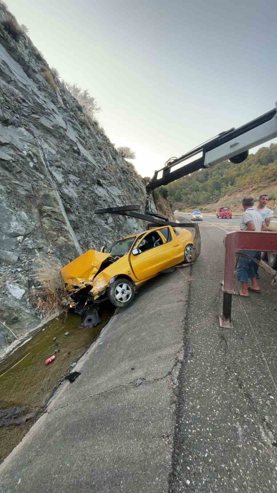 Savrulan otomobil hurdaya döndü, sürücü araçta sıkıştı