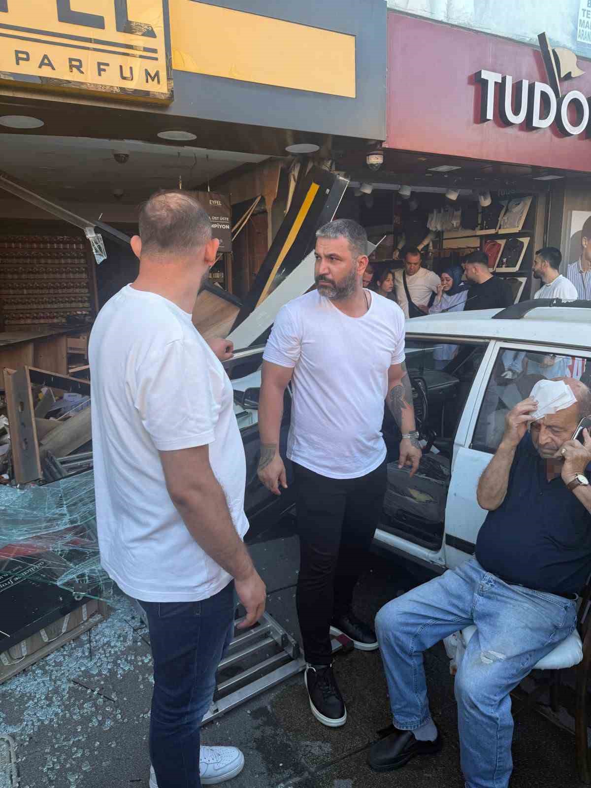 Kontrol çıkan otomobil iki iş yerine çarptı: 1 yaralı