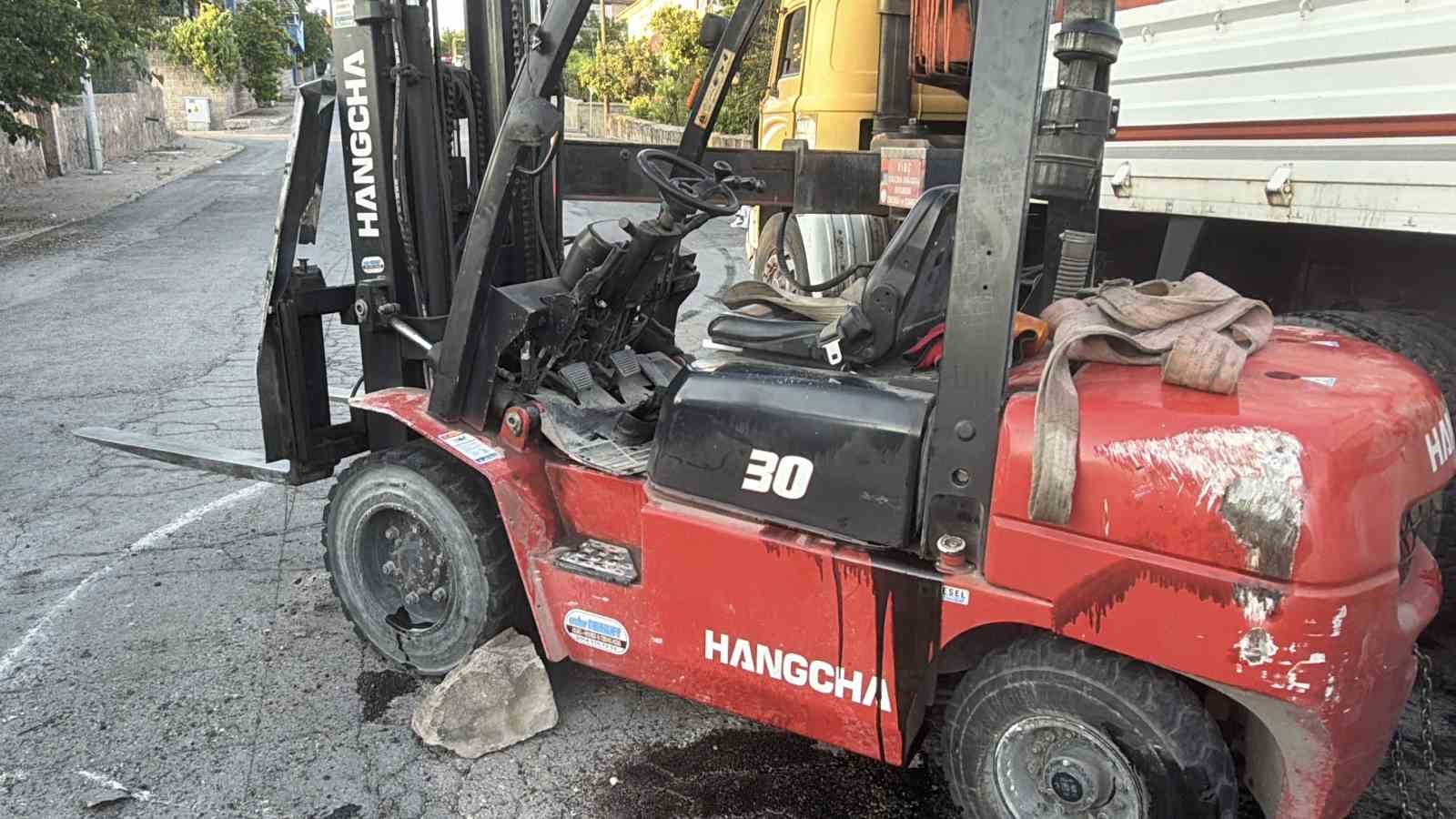 Kontrolden çıkan forklift yan yattı: 1 yaralı