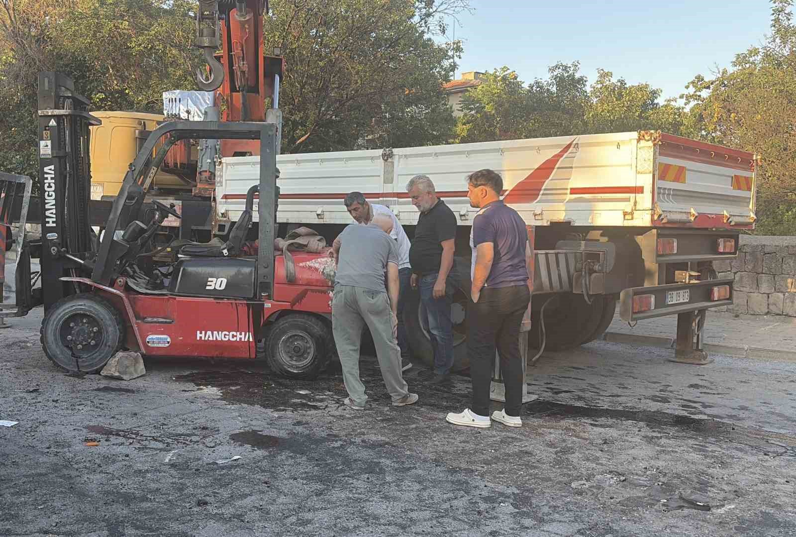 Kontrolden çıkan forklift yan yattı: 1 yaralı