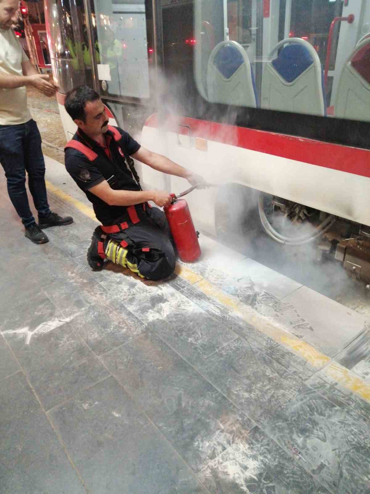 Tramvayda yangın paniği