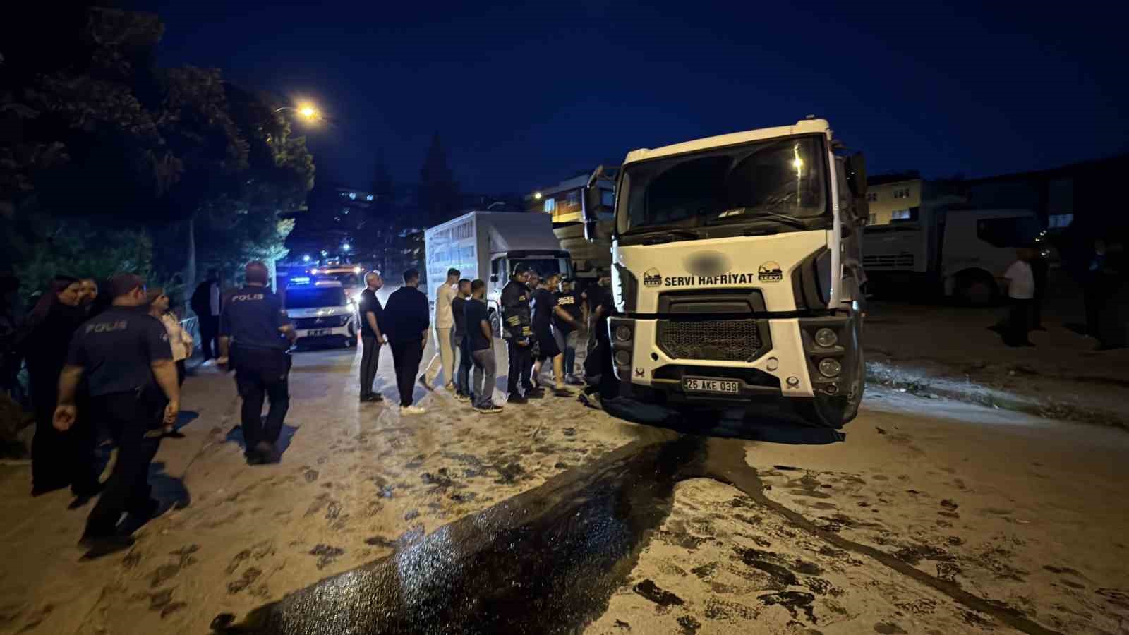 Facianın eşiğinden dönüldü: Freni boşalan kamyon 2 kamyona çarptı, parka metreler kala durdu
