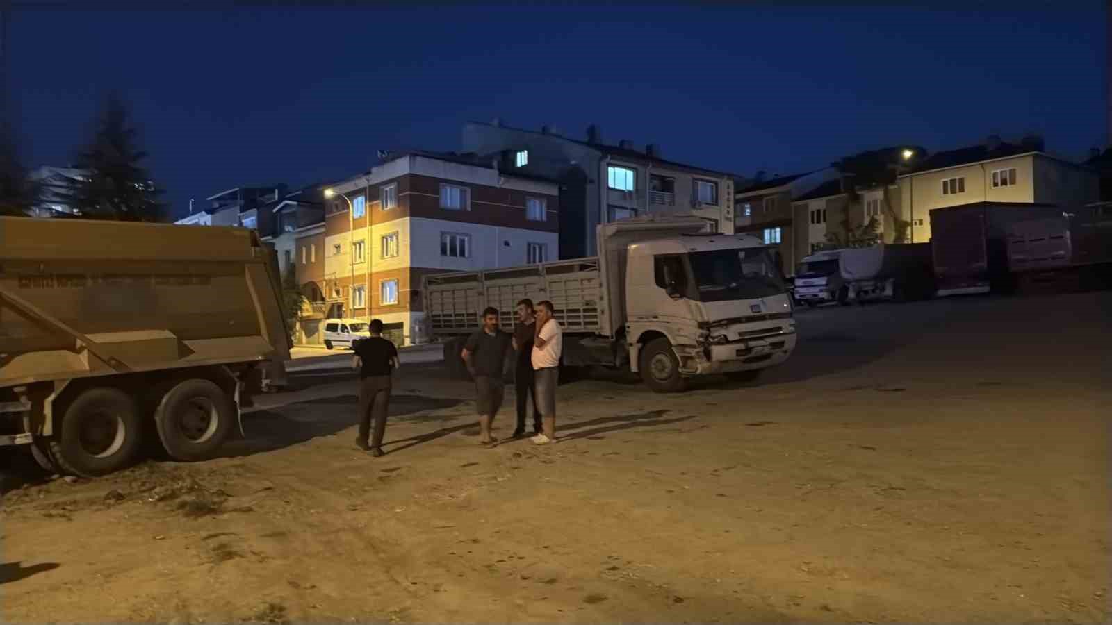 Facianın eşiğinden dönüldü: Freni boşalan kamyon 2 kamyona çarptı, parka metreler kala durdu
