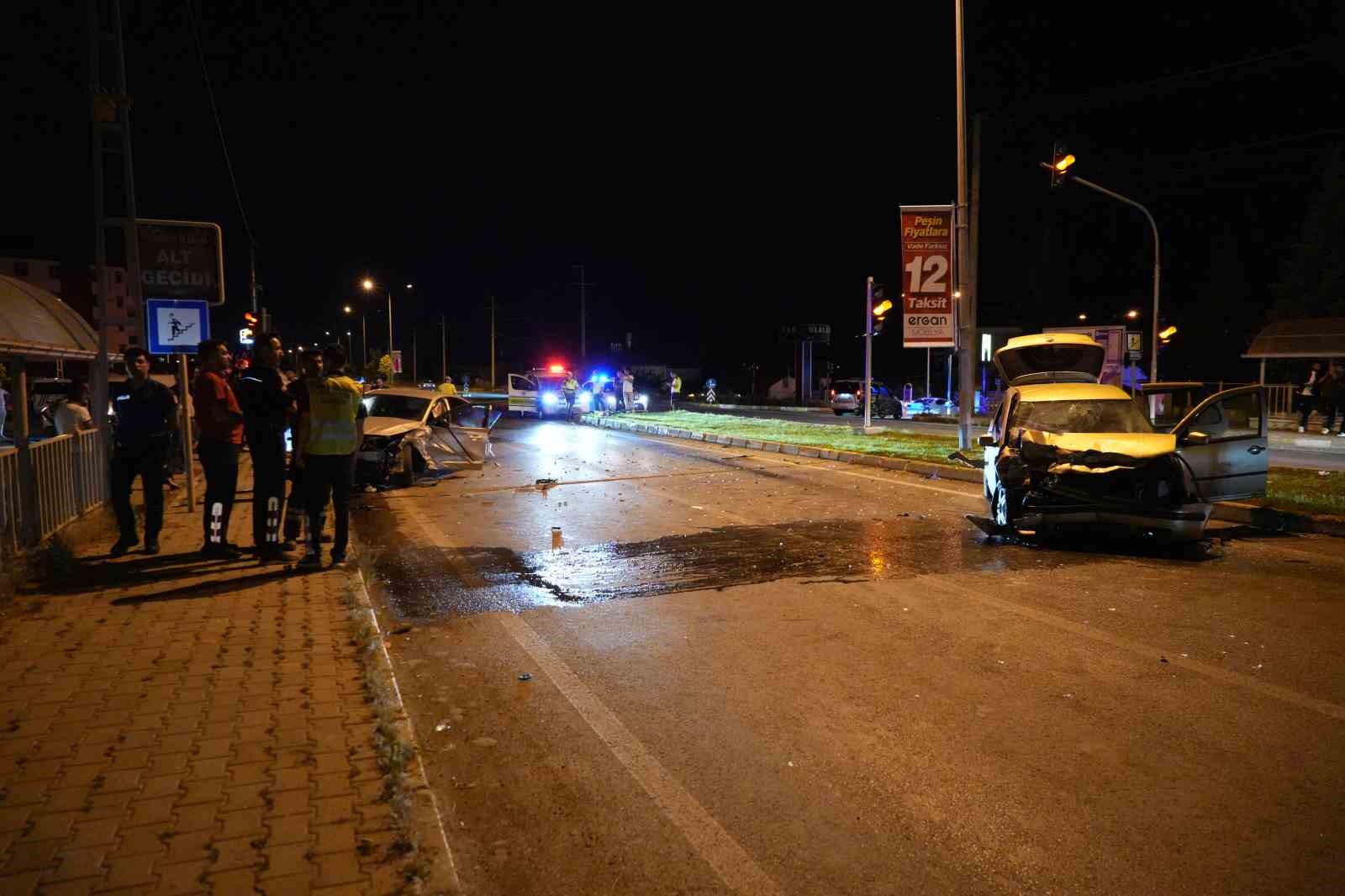Erzincan’da iki otomobil çarpıştı: 5 yaralı