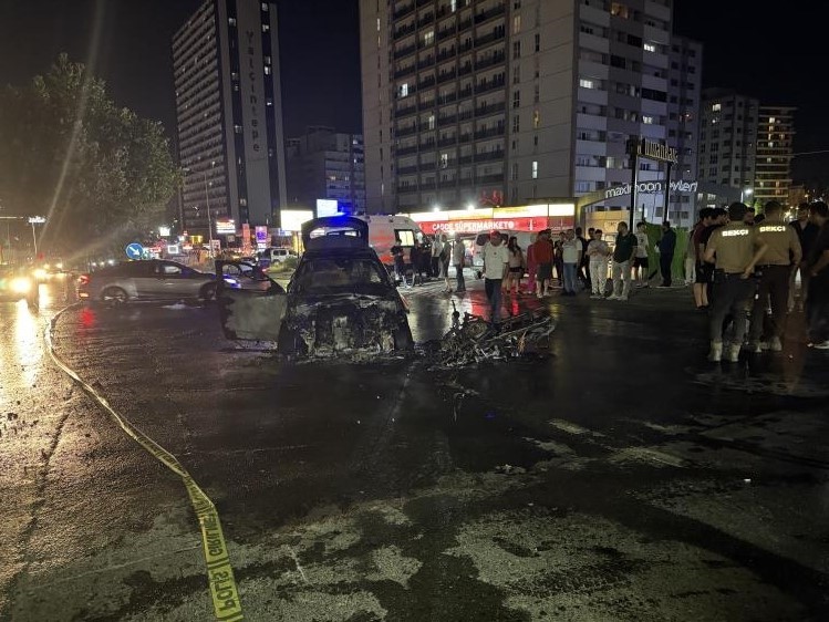Esenyurt’ta otomobil ile motosiklet çarpıştı: Araçlar alevlere teslim oldu