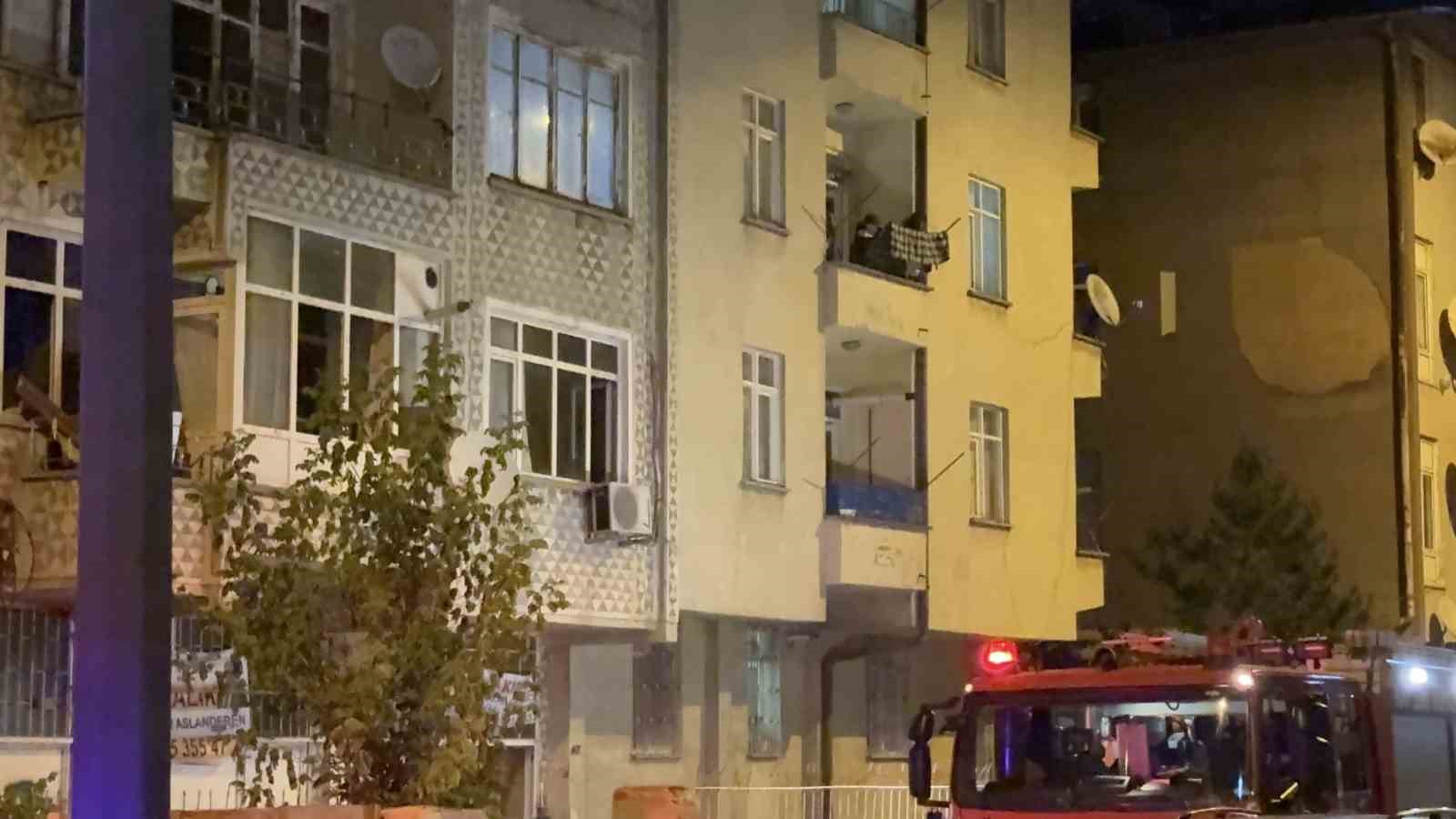Kayseri’de 4 katlı binada yangın: Anne ve iki çocuğu dumandan etkilendi