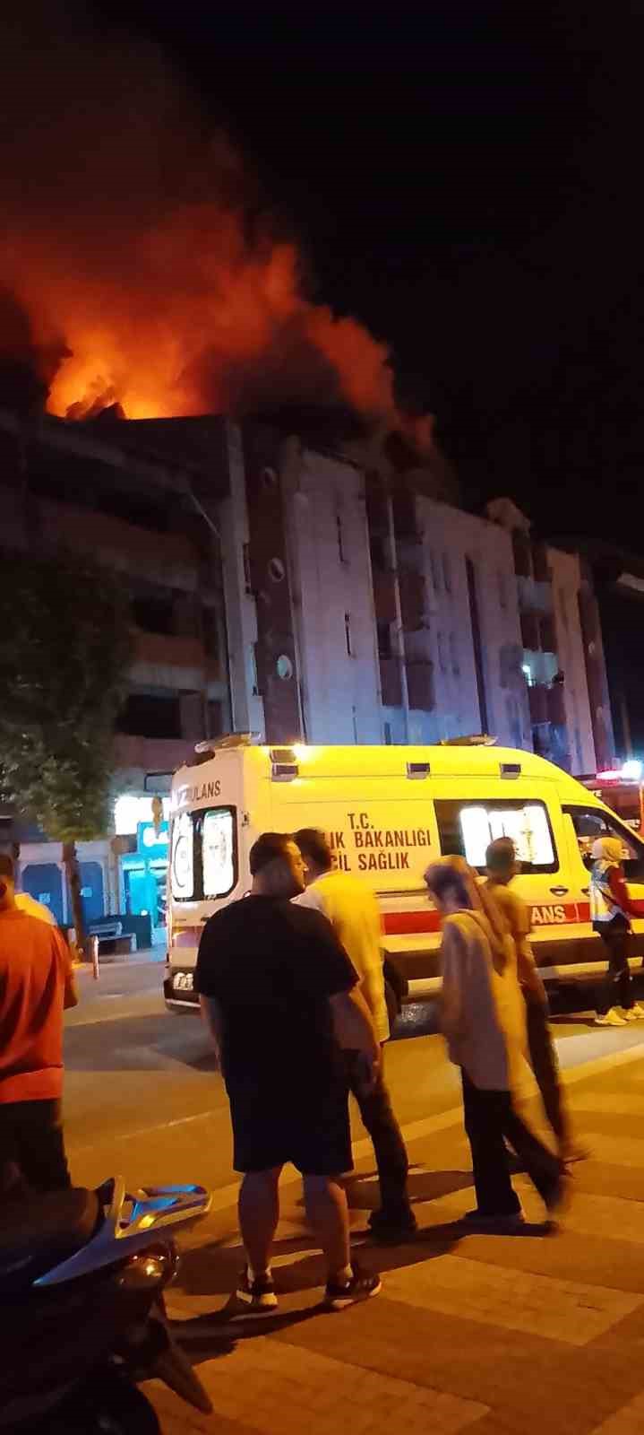 Çaycuma’da 4 katlı binanın çatısında yangın