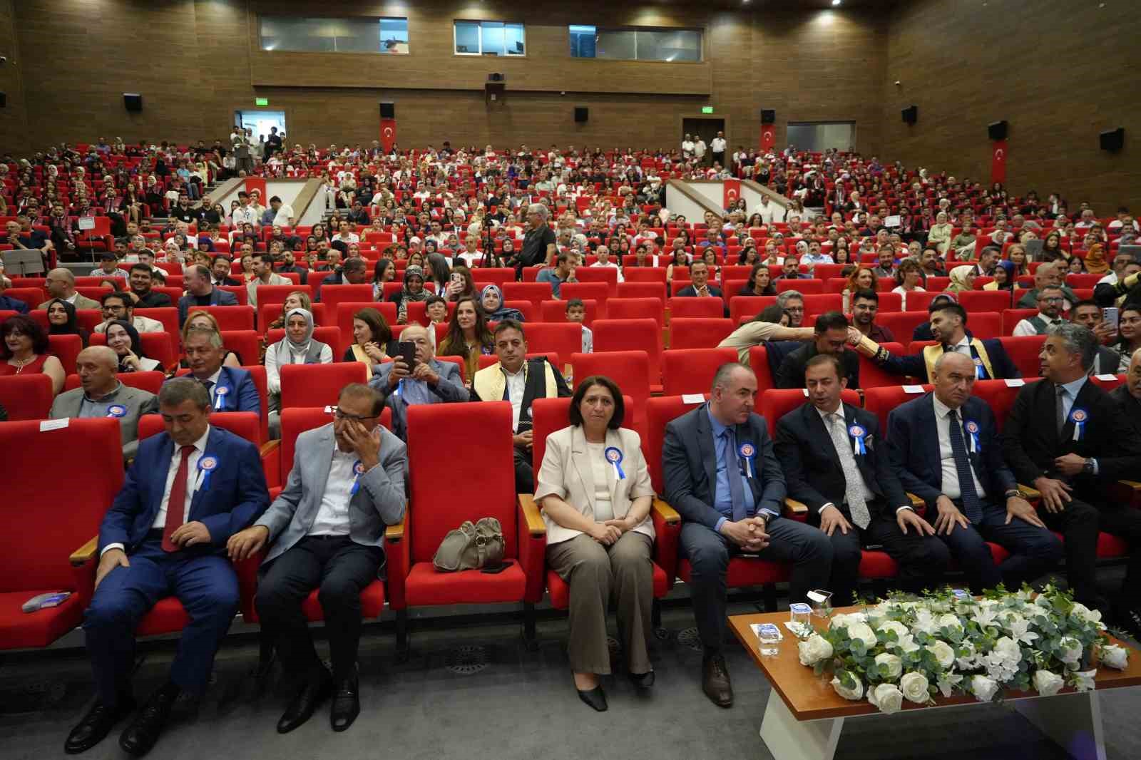 EBYÜ’de mezuniyet coşkusu: 115 doktor sağlık ordusuna katıldı