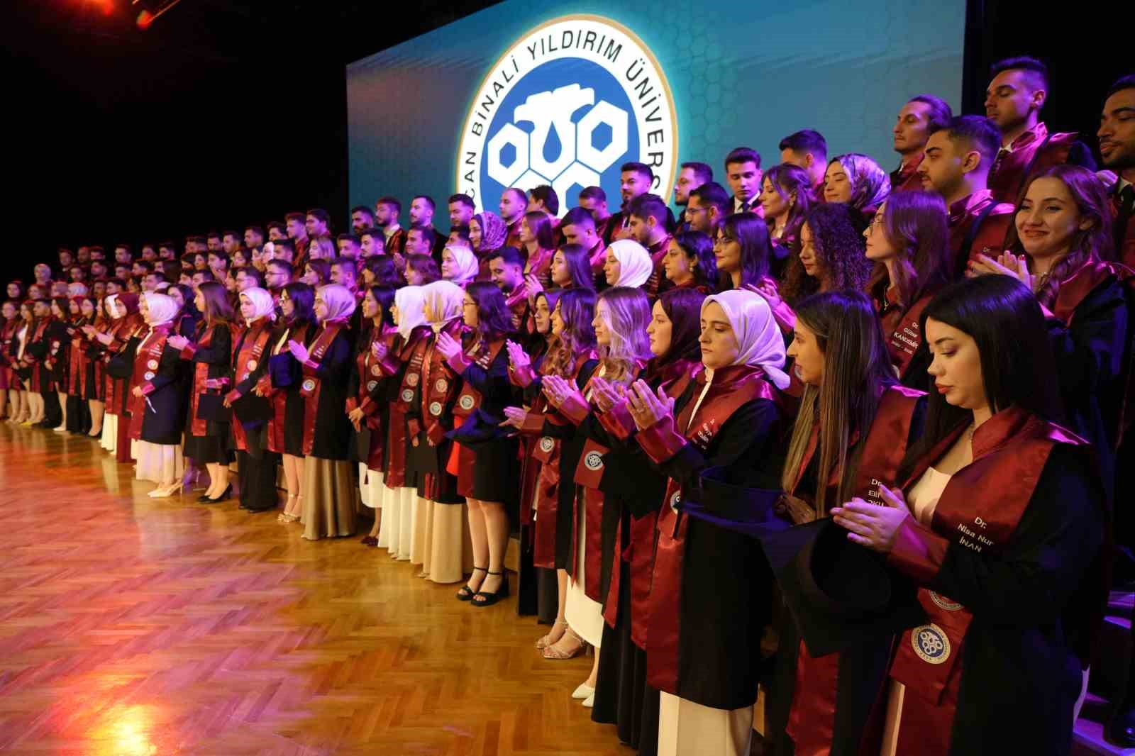 EBYÜ’de mezuniyet coşkusu: 115 doktor sağlık ordusuna katıldı
