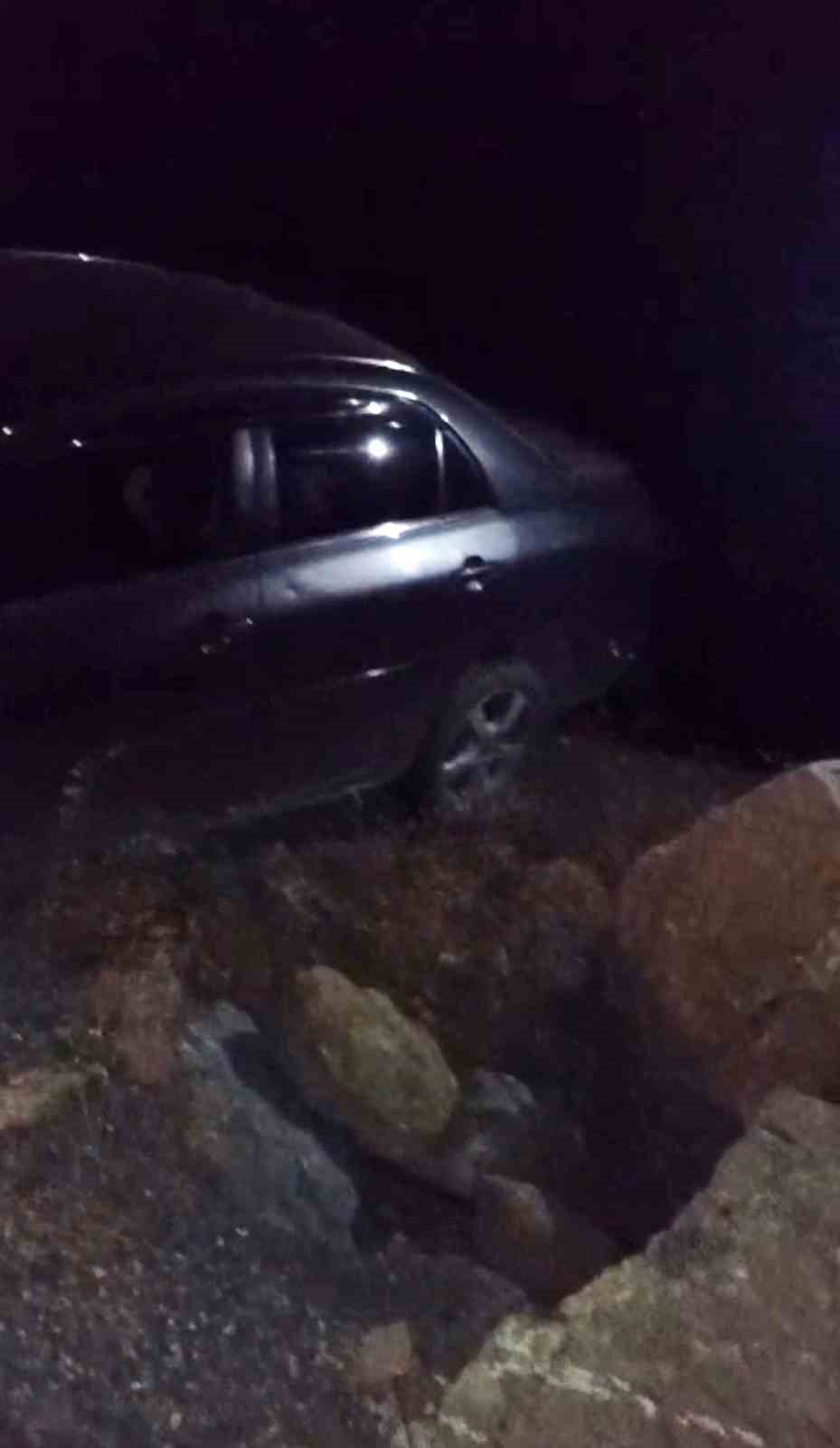 Hakkari’de otomobil şarampole yuvarlandı