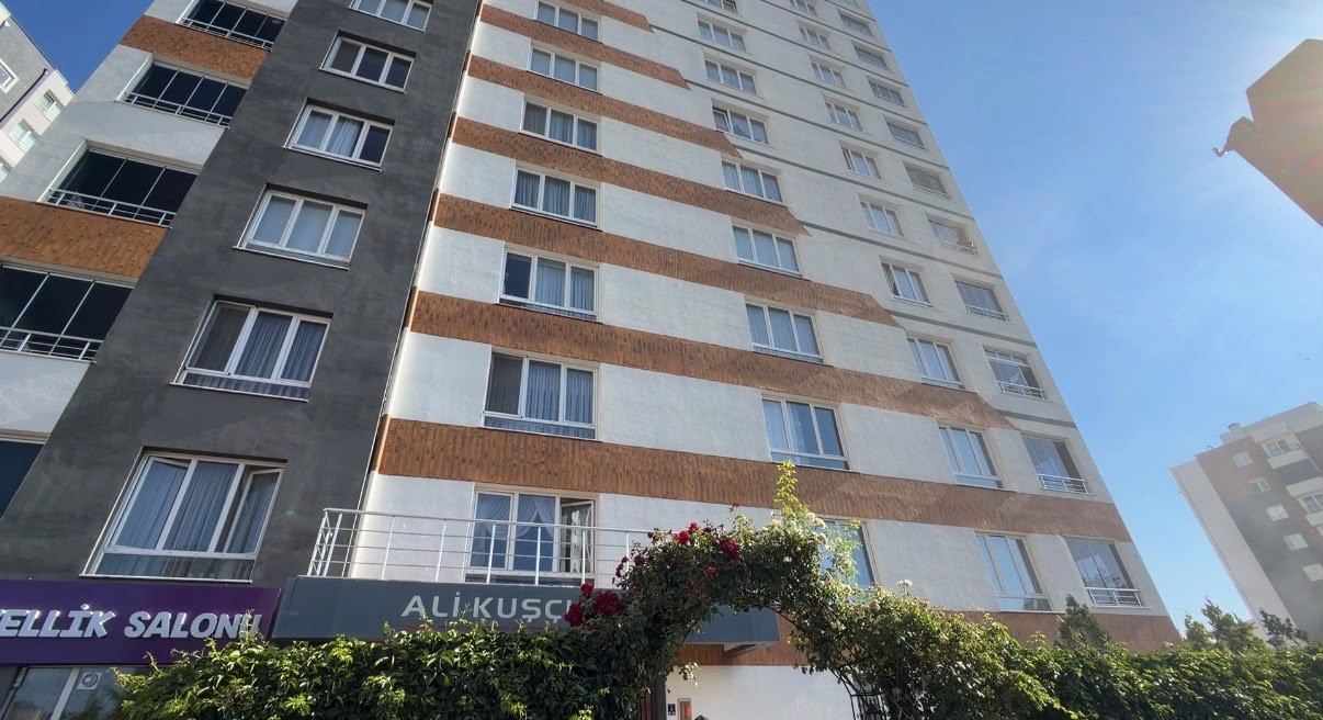 Kayseri’de 12 katlı binanın görevli dairesinde yangın