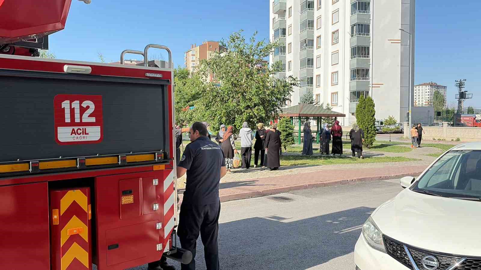 Kayseri’de 12 katlı binanın görevli dairesinde yangın