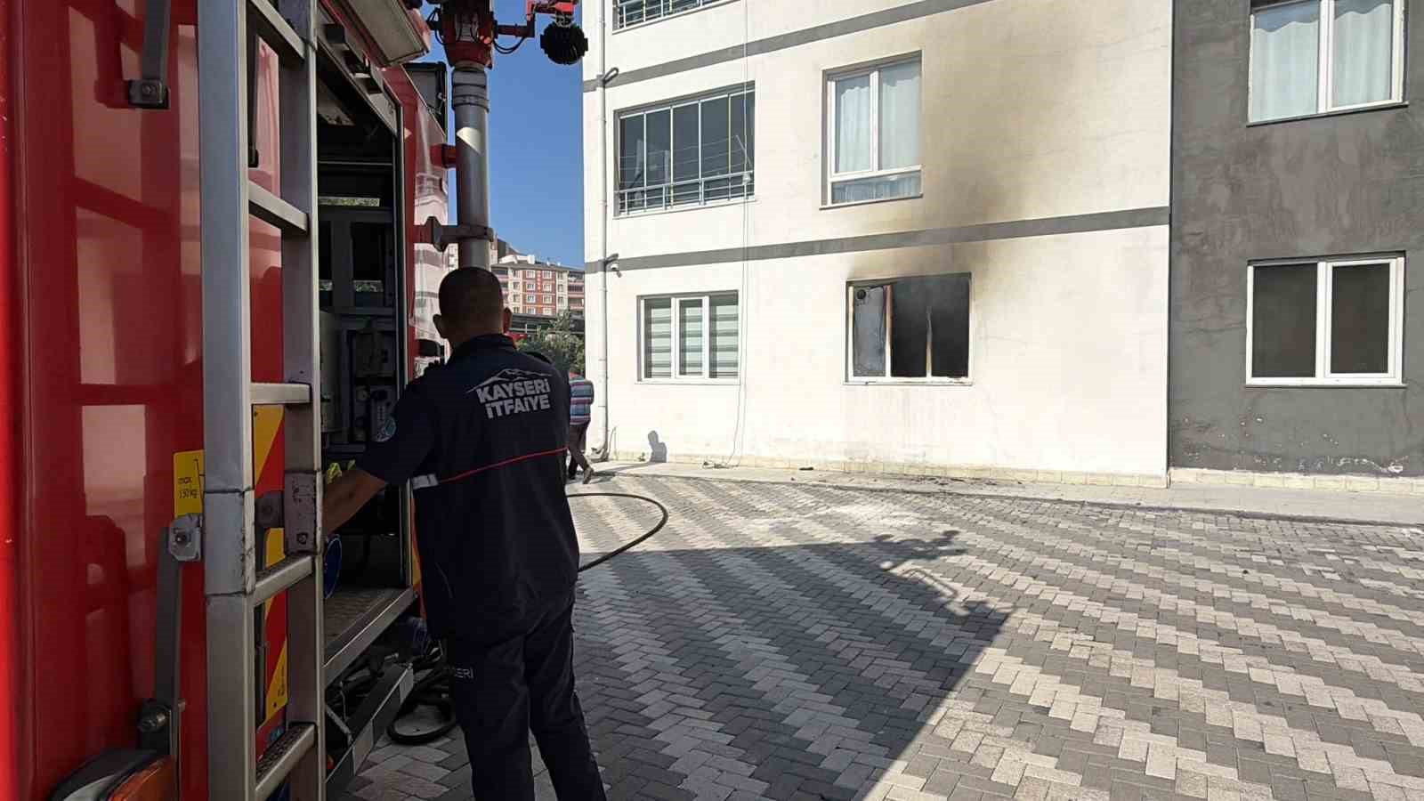 Kayseri’de 12 katlı binanın görevli dairesinde yangın