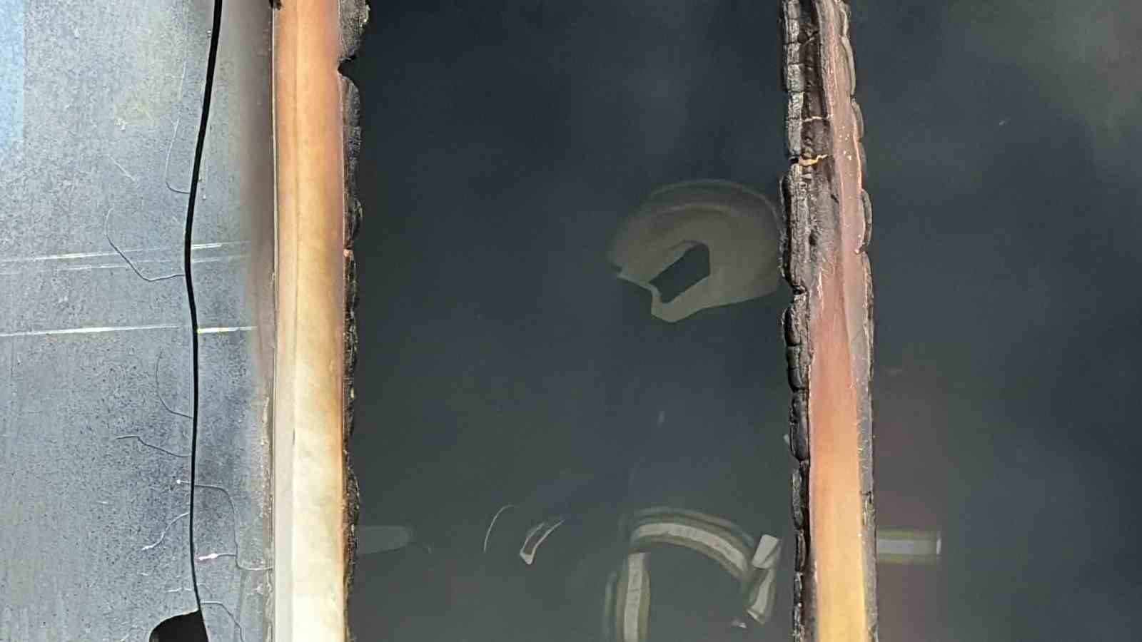 Kayseri’de 12 katlı binanın görevli dairesinde yangın