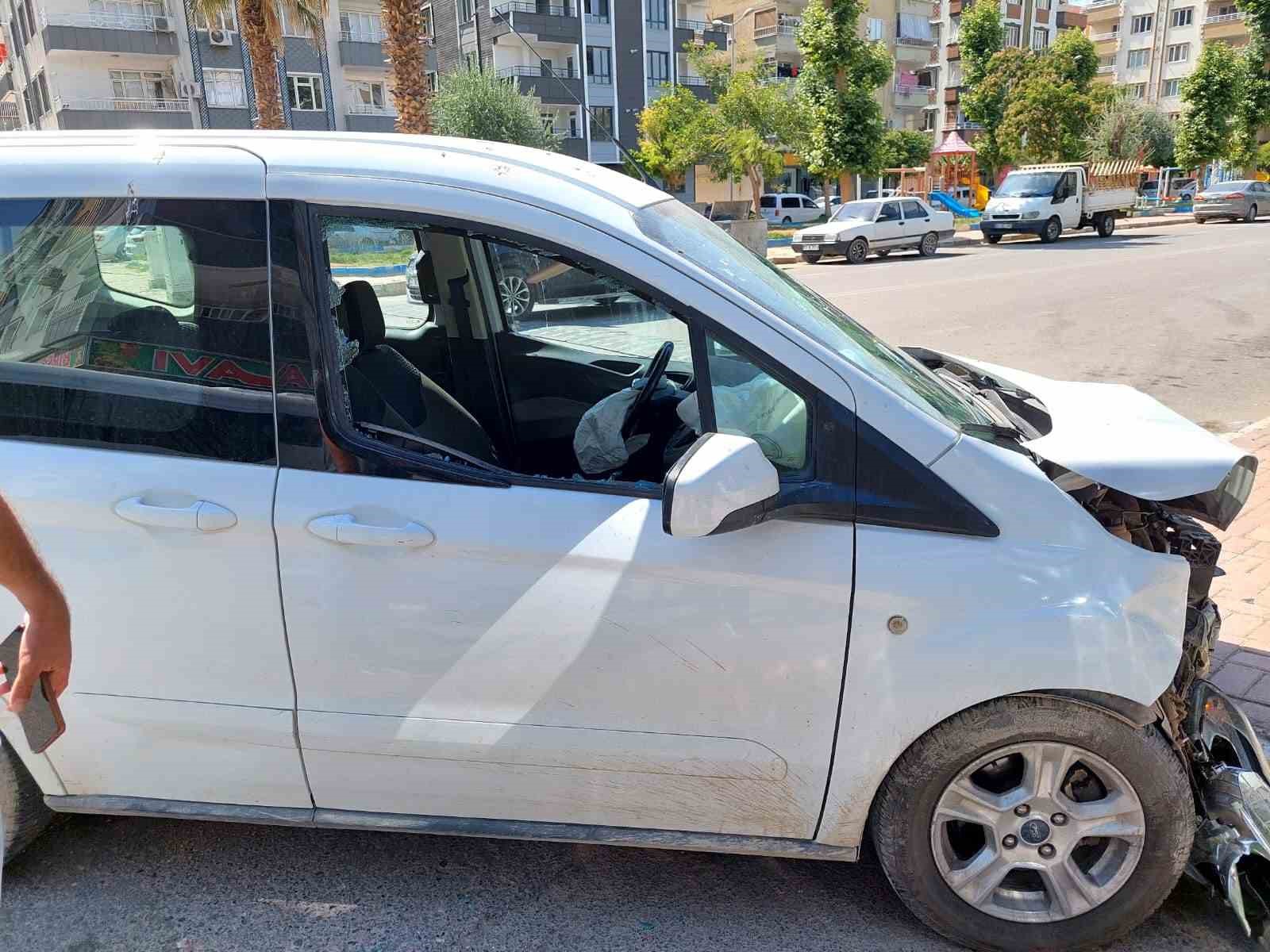 Biri ağır 2 kişinin yaralandığı kaza güvenlik kamerasına yansıdı